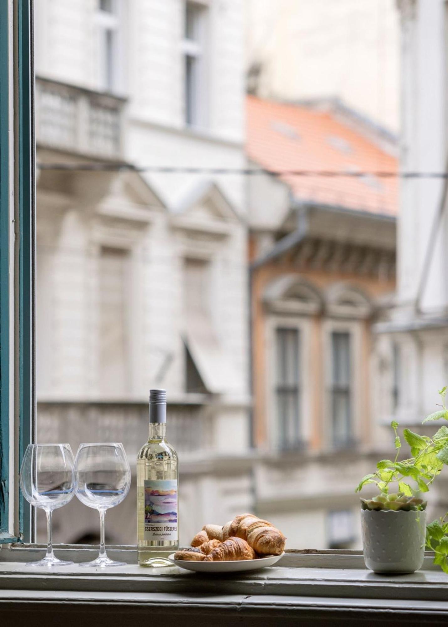 Timeless Elegant Apartment By Opera House Budapest Exterior foto